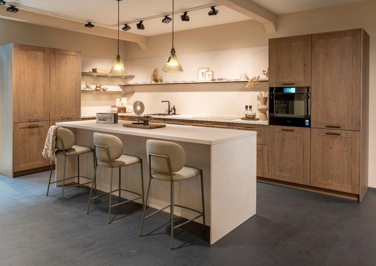 Ballerina Design Inselküche mit Vorratsschrank