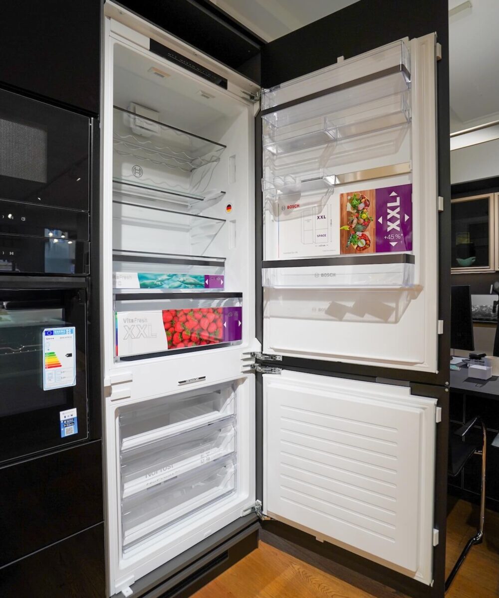 Ballerina moderne Küchenzeile mit Hochschrank und Bosch Kühlschrank