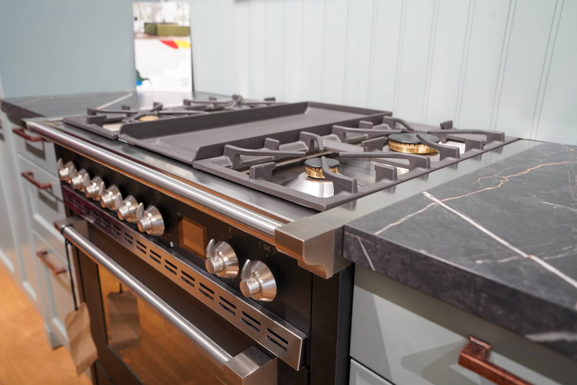 Häcker Bristol Landhausküche Grün mit Herd und Gaskochfeld