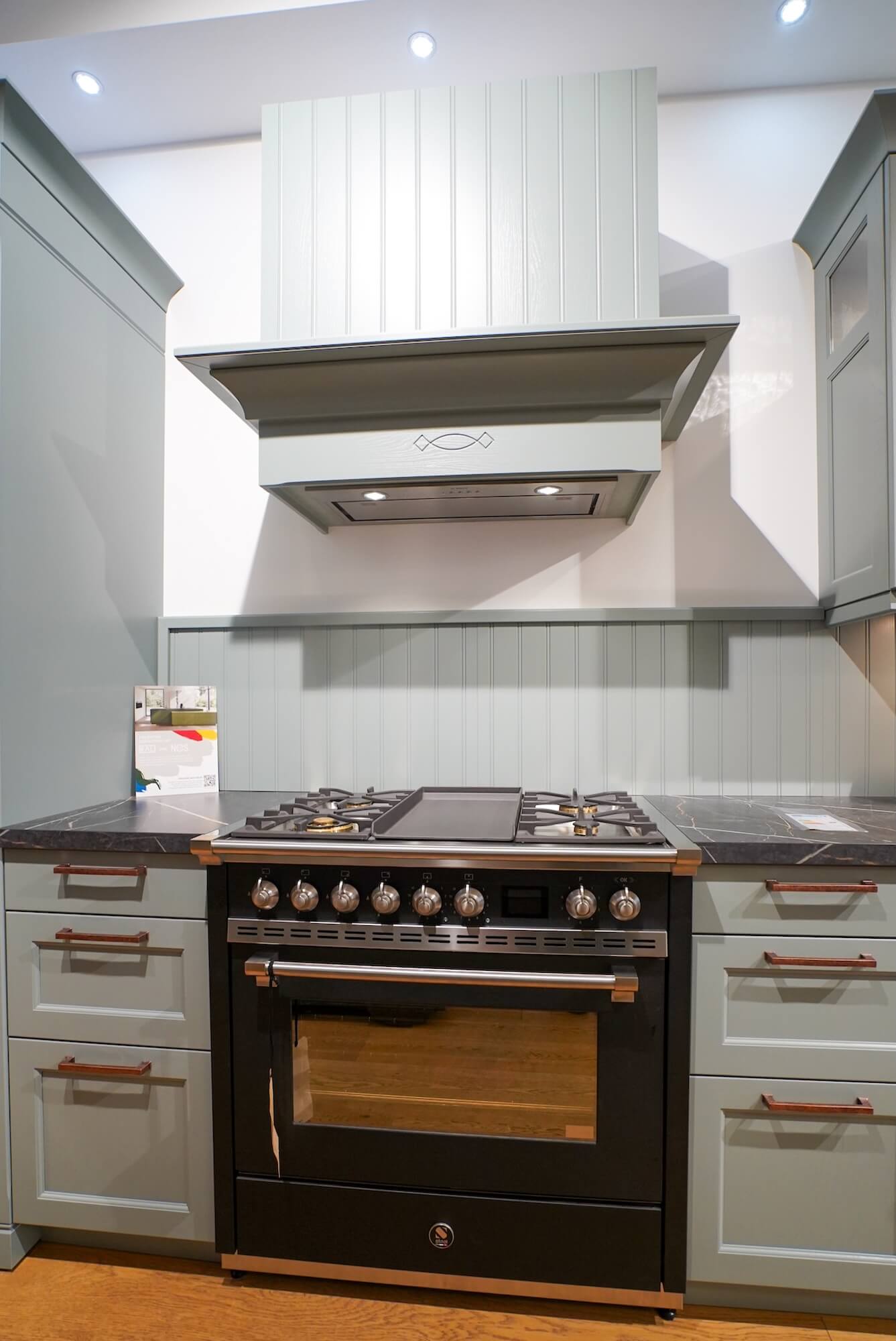 Häcker Bristol Landhausküche Grün mit Herd