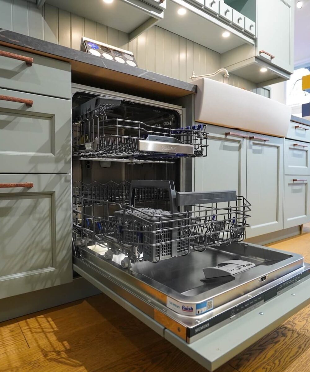 Häcker Bristol Landhausküche Grün mit Siemens Geschirrspüler