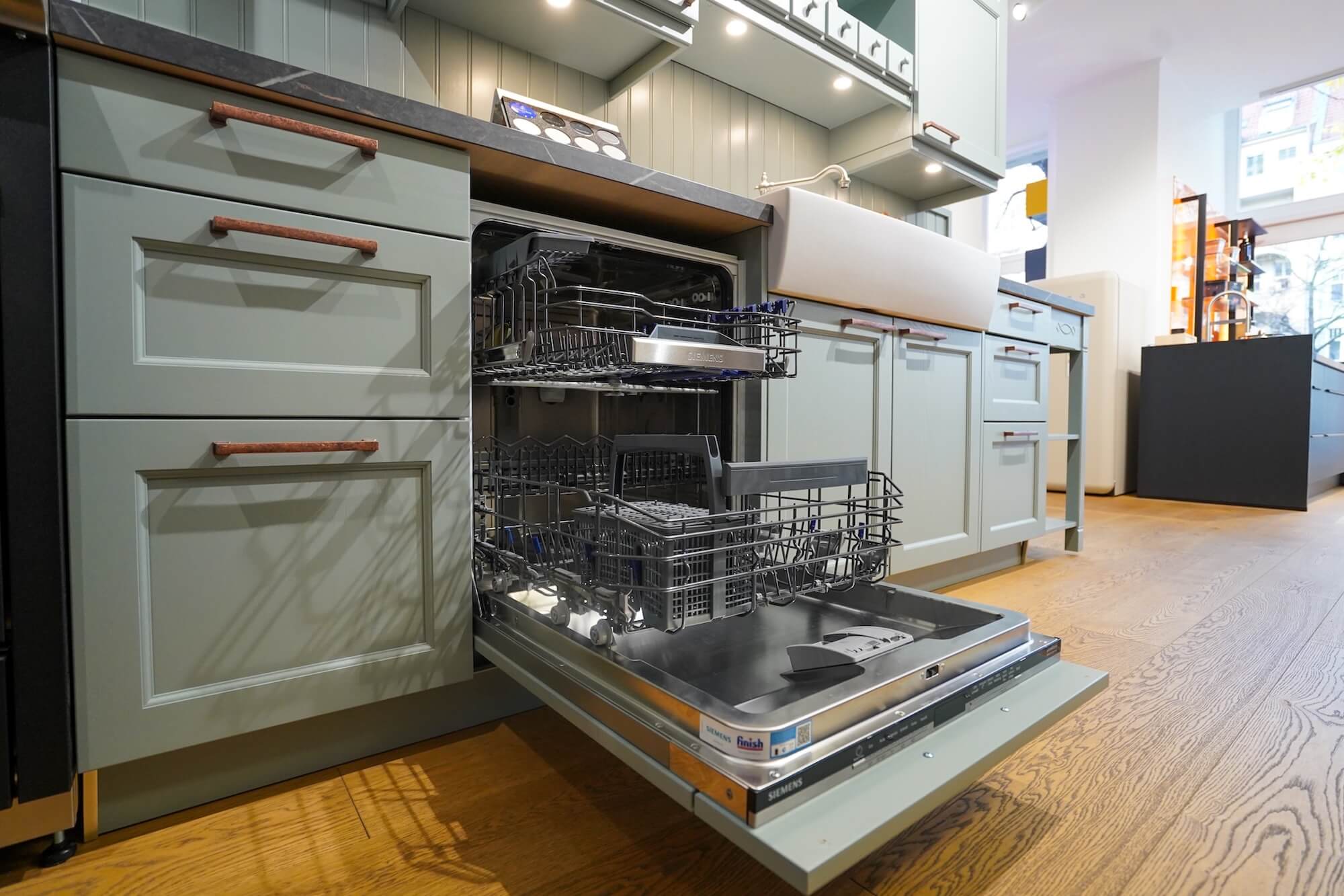 Häcker Bristol Landhausküche Grün mit Siemens Geschirrspüler