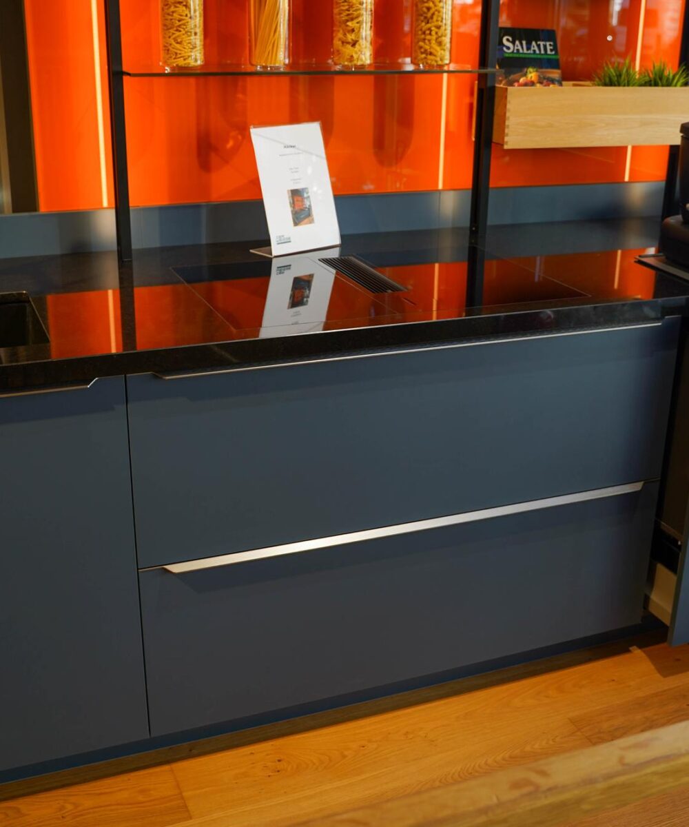 Häcker Moderne Küchenzeile Scala Balticblau Küchenmaschine auf Arbeitshöhe