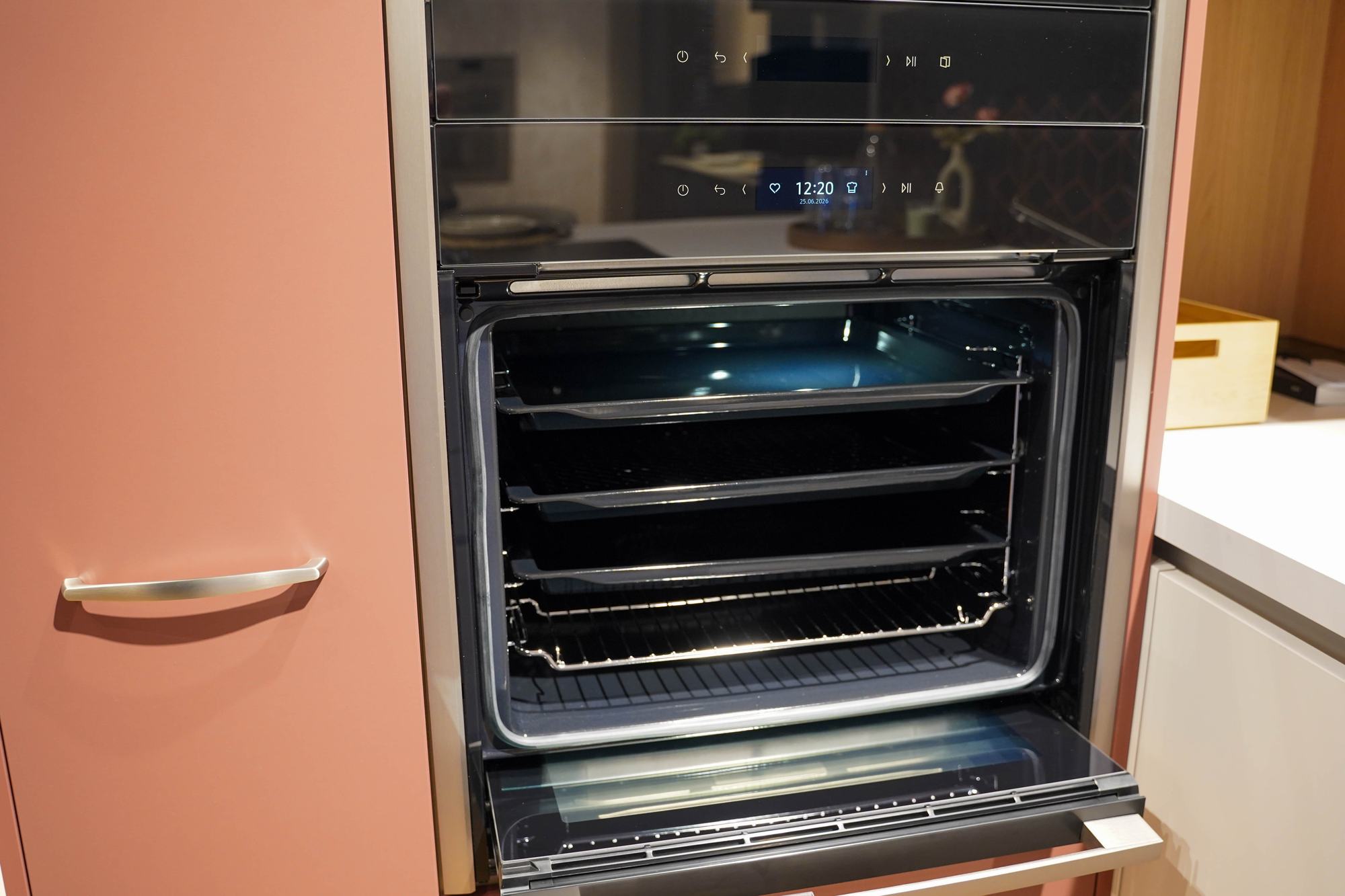 Häcker Top Soft Satin Moderne L-Küche Backofen nah