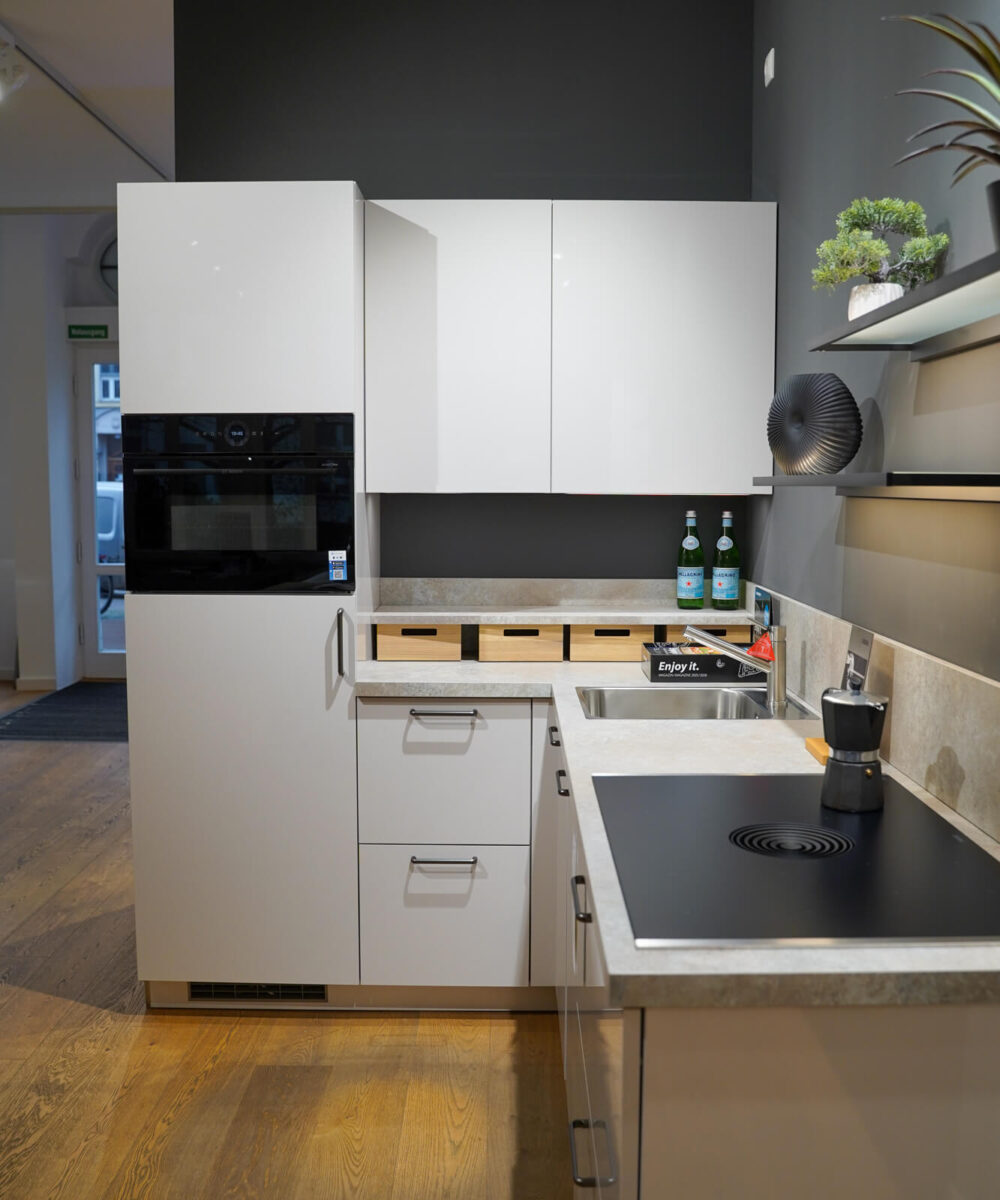 Haecker moderne Kueche Kristallweiß satin L-Form