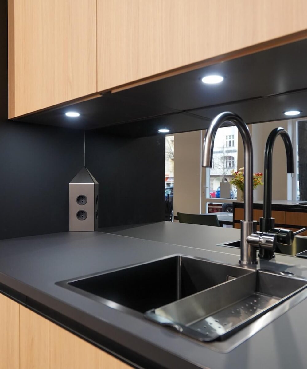 Häcker systemat Design Inselküche Holz mit Edelstahlspüle