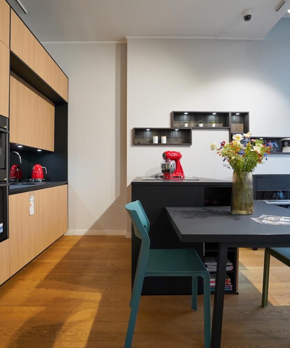 Häcker systemat Design Inselküche Holz mit Esstisch