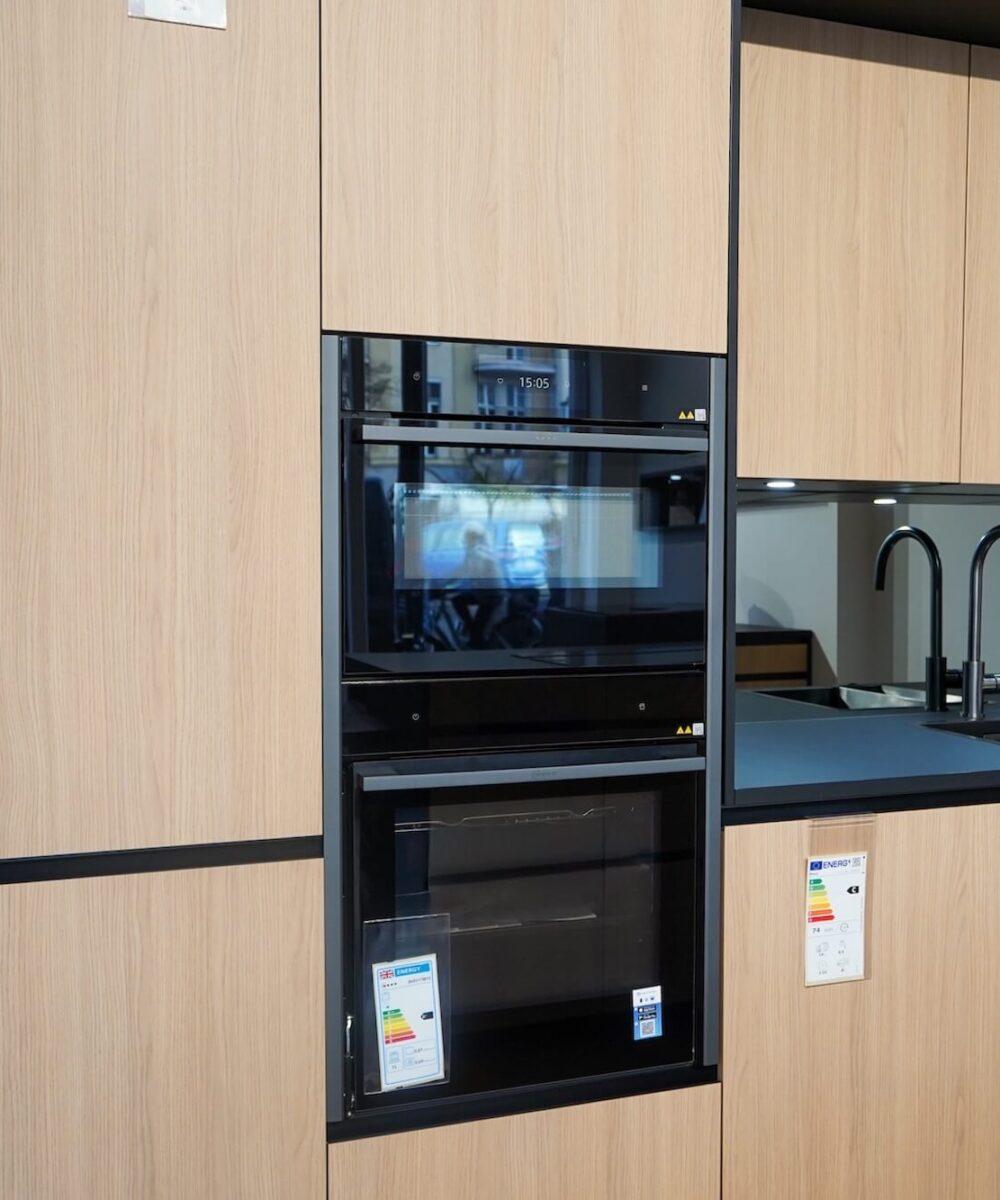 Häcker systemat Design Inselküche Holz mit NEFF Backofen