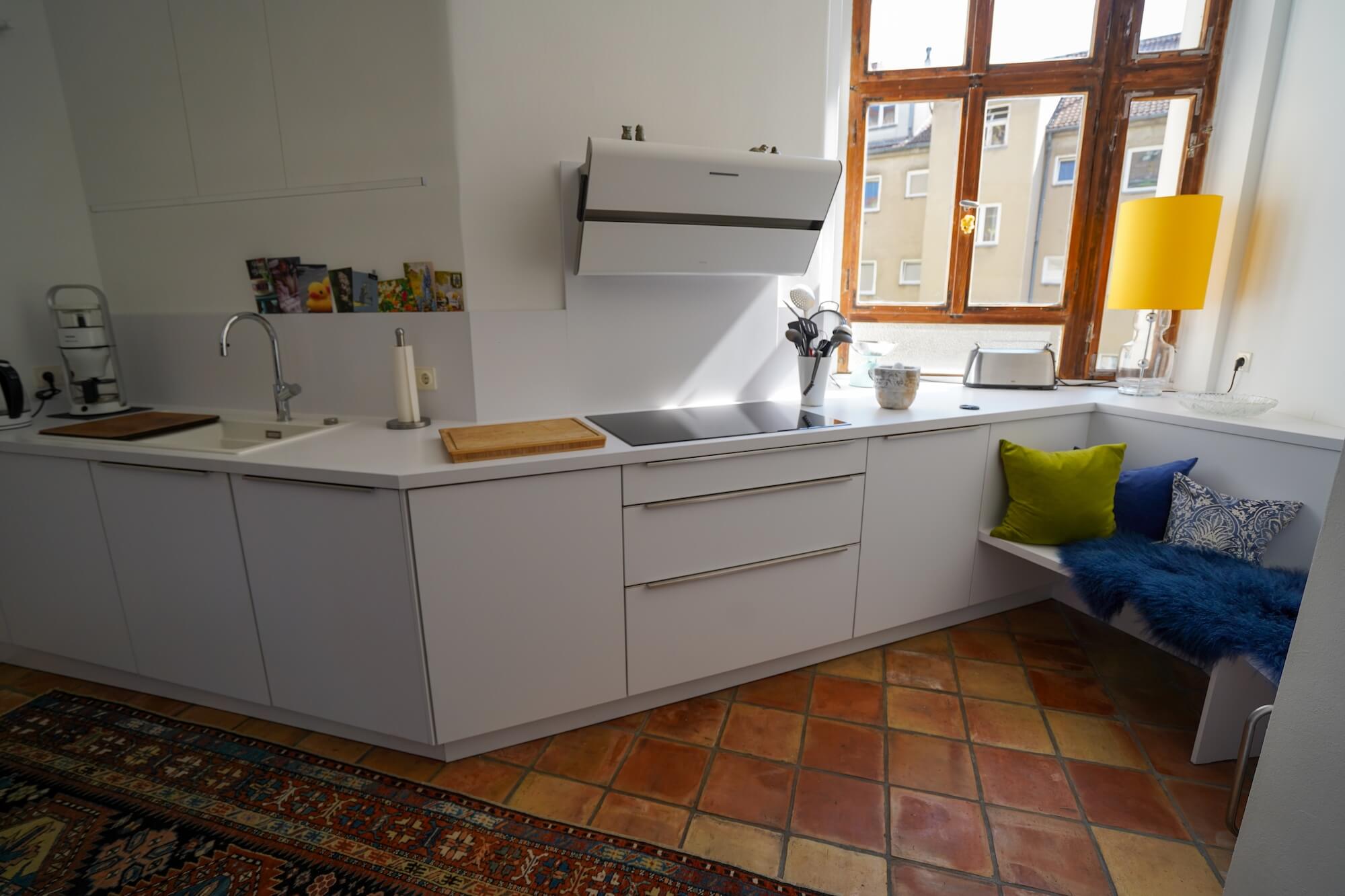 Klassische L-Küche mit Hochschrank ge