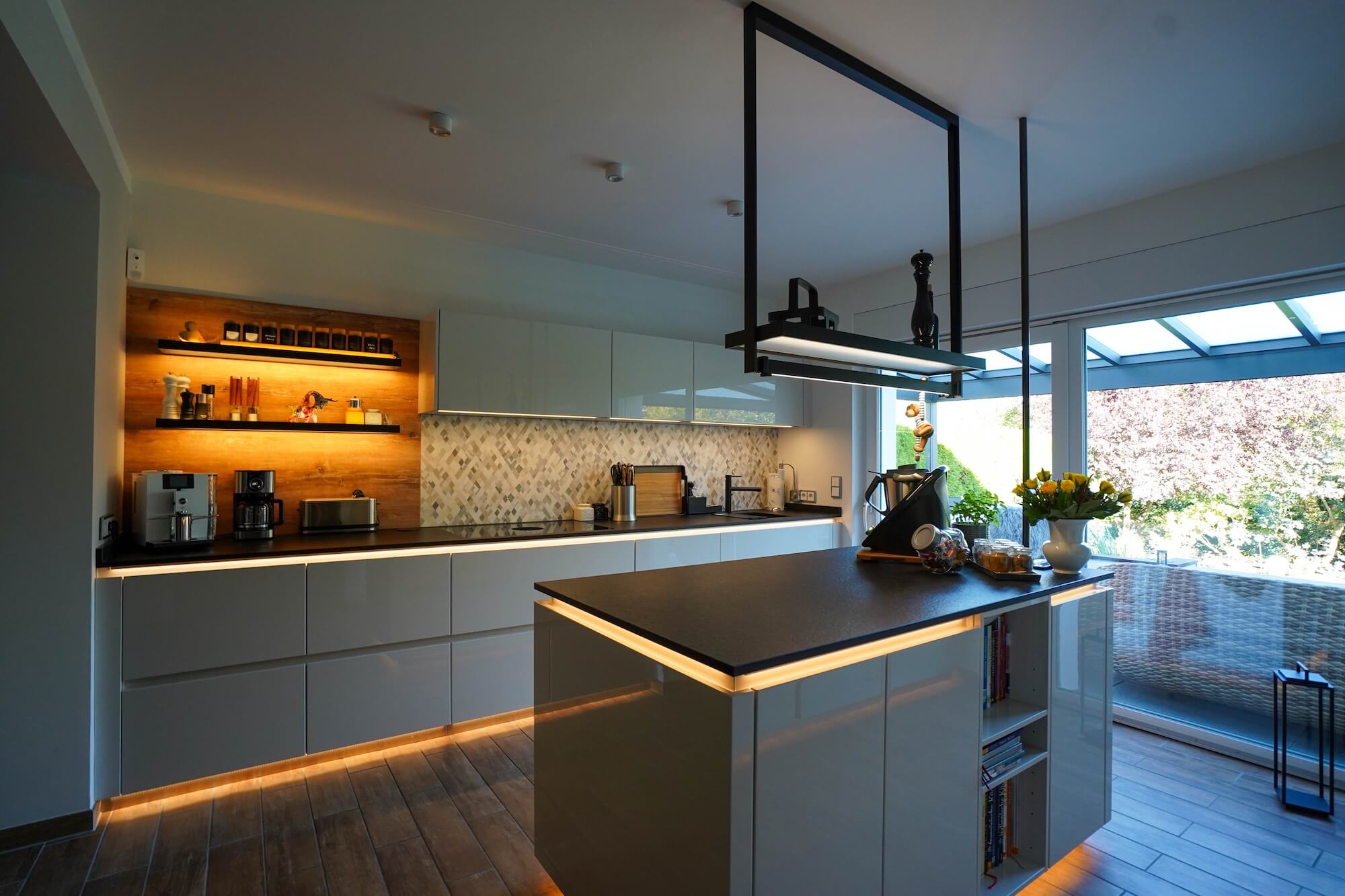 Moderne Inselküche mit Wandschrank nah