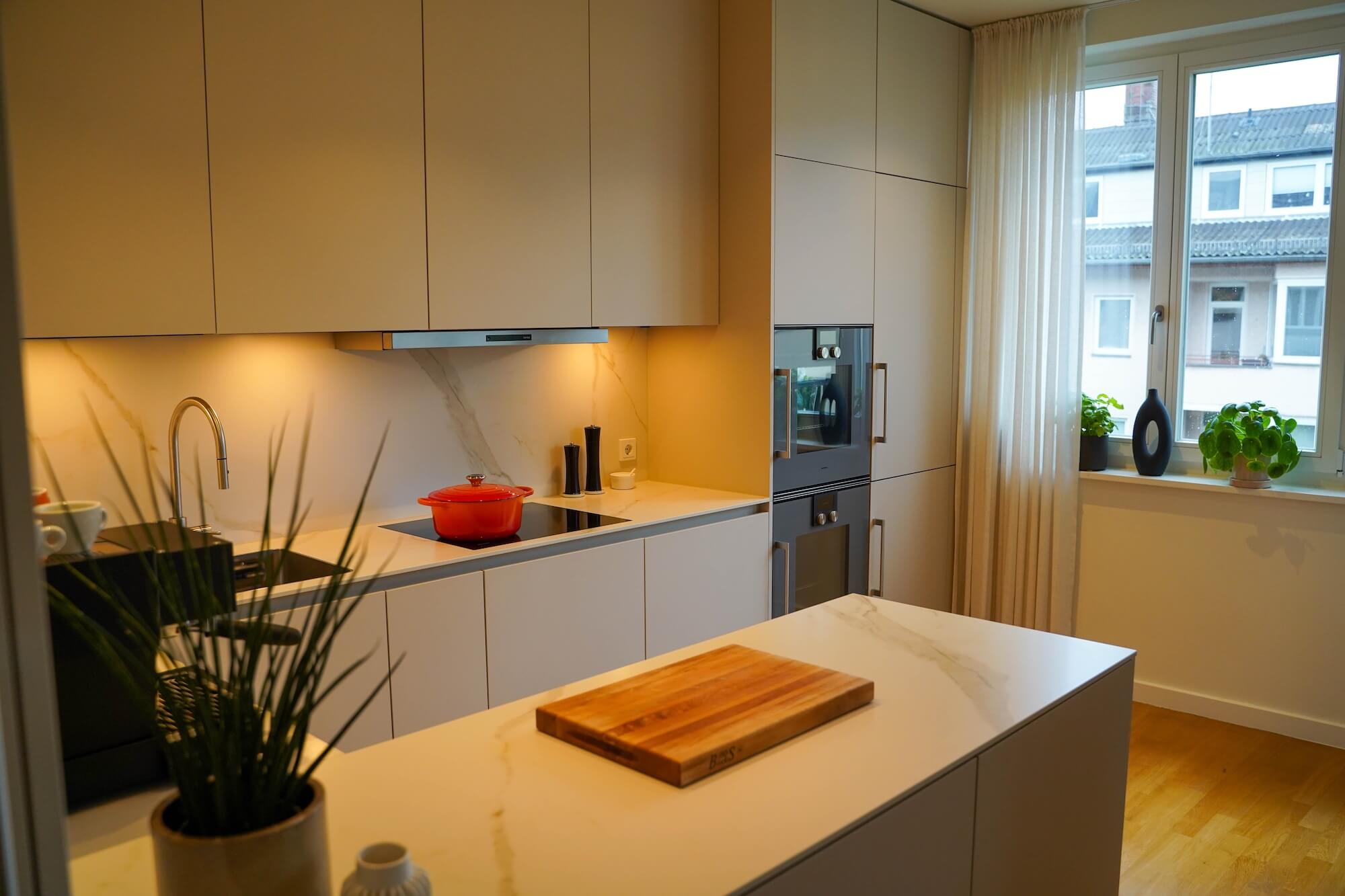 Moderne U-Küche mit Halbinsel nah