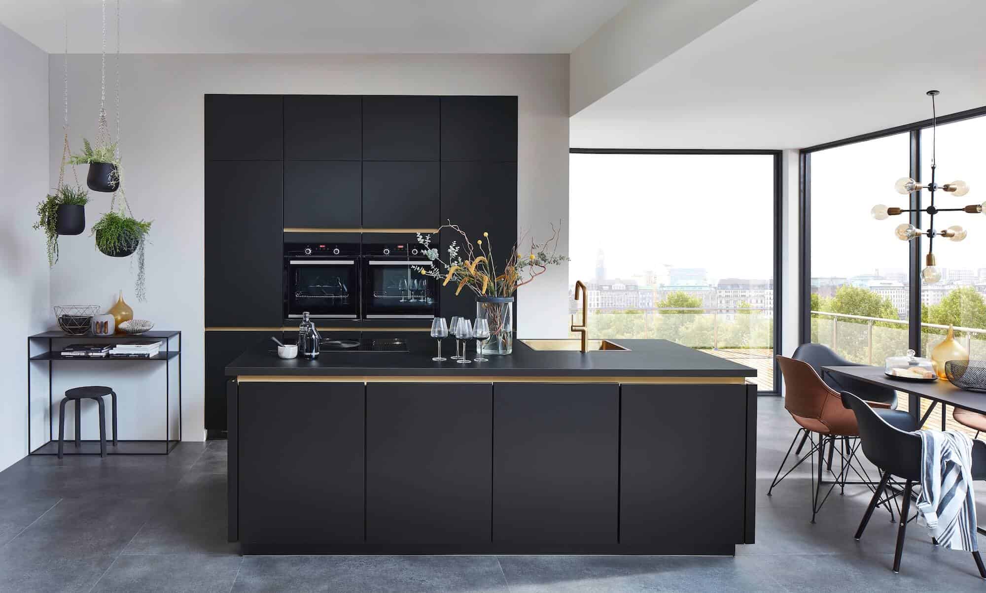 Nobilia-Design-Inselkueche-schwarz
