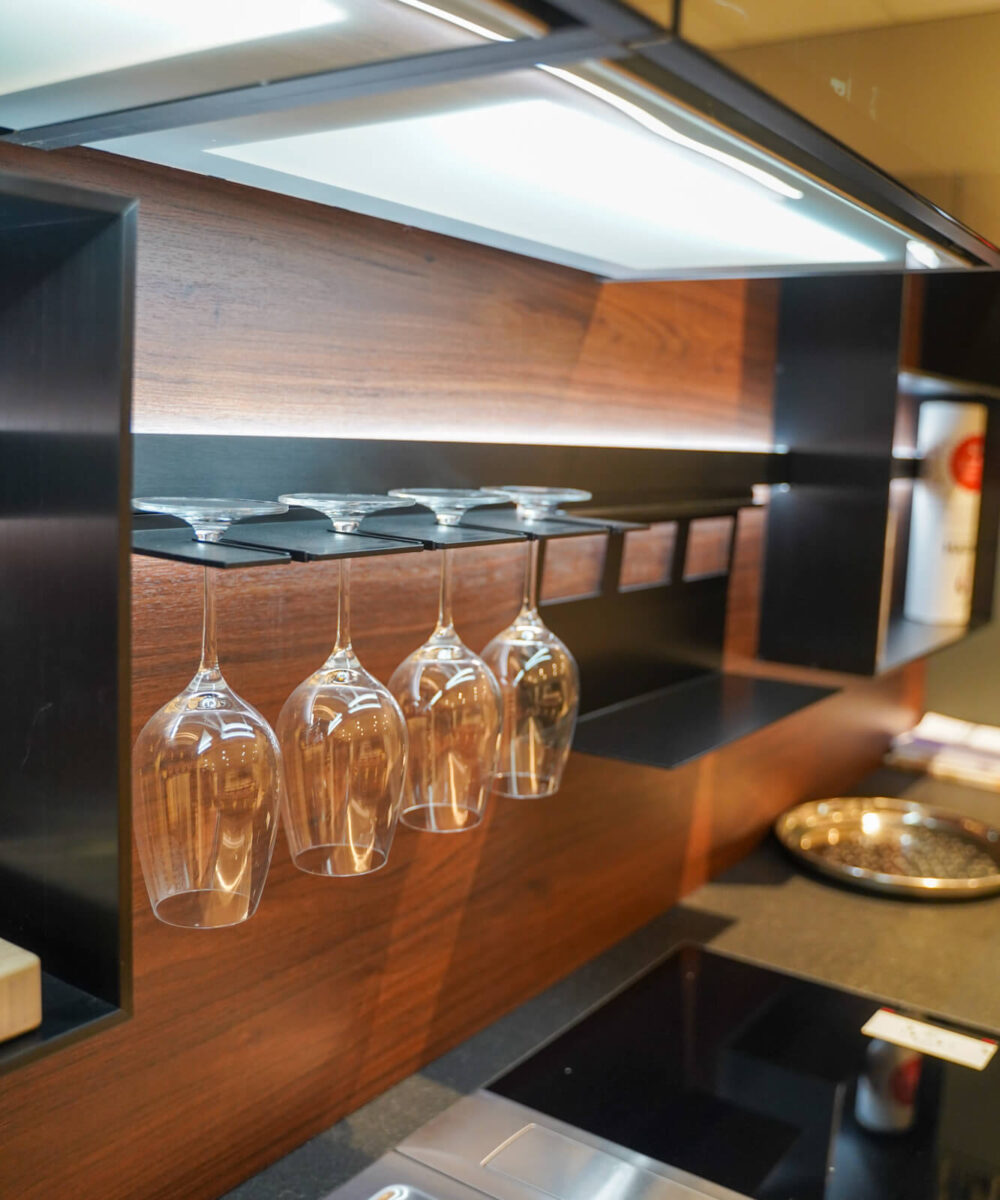 Nobilia Easytouch moderne Kueche Gruen mit Relingsystem