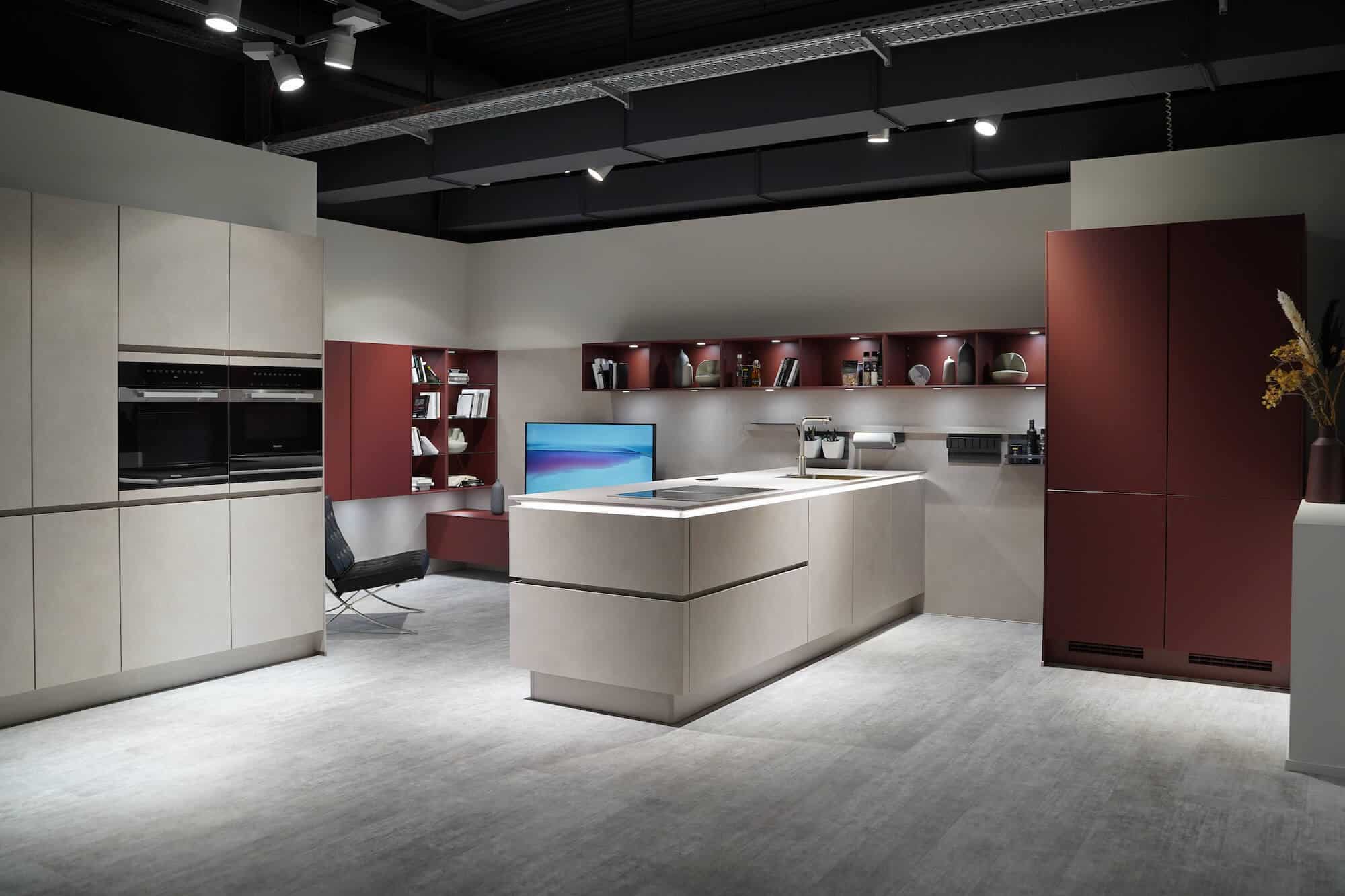 Nobilia-Riva-Beton-Inselkueche-mit-Wandschrank-rot