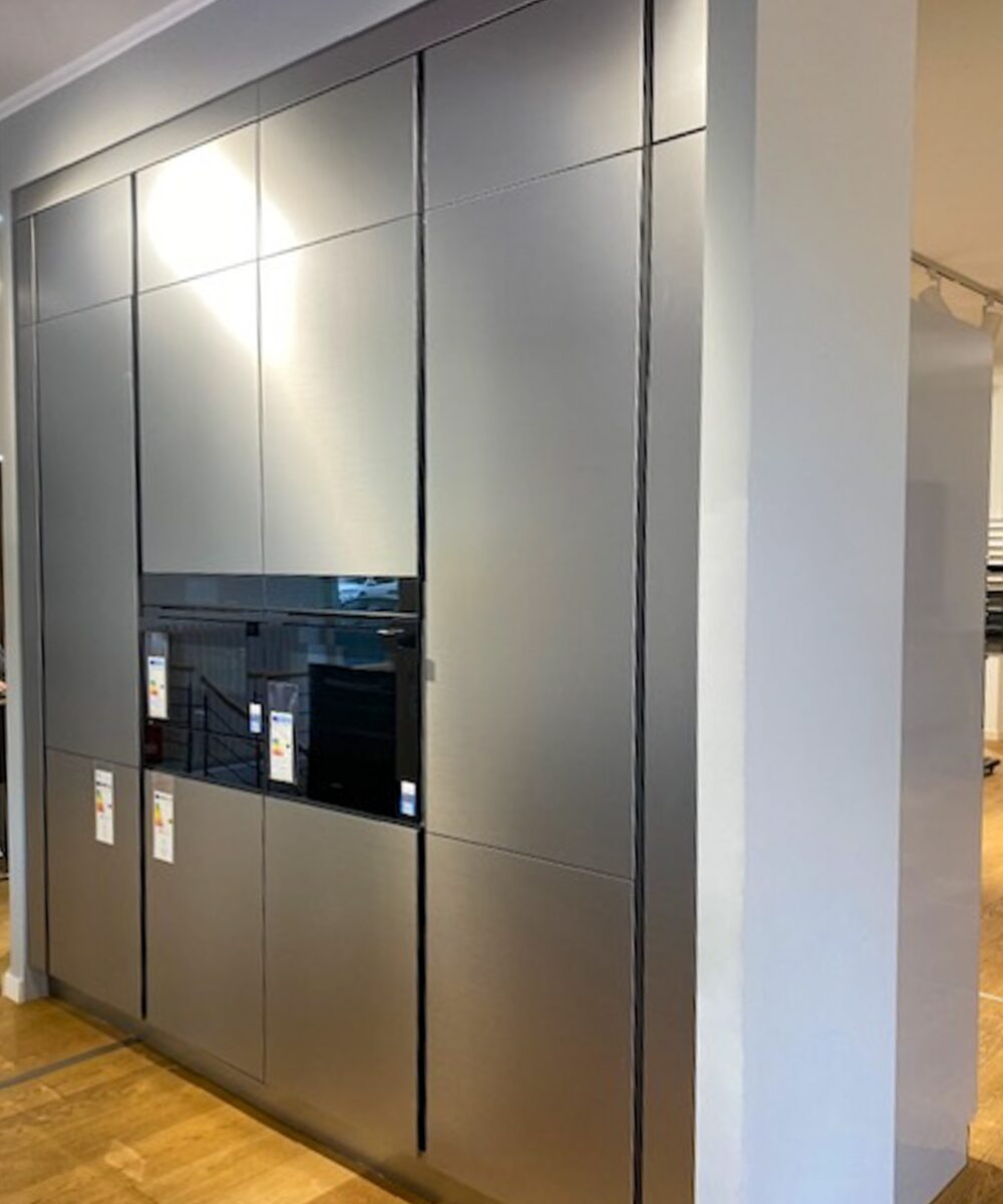 Nobilia StoneArt Design Inselküche Schwarz mit Hochschrank