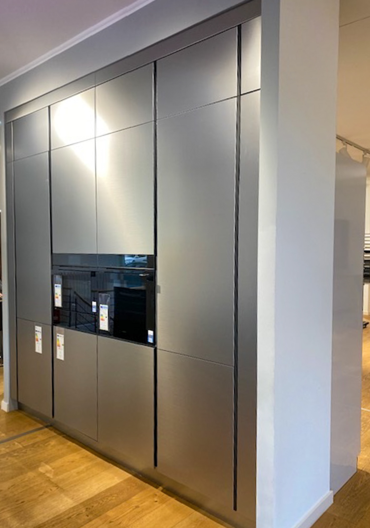 Nobilia StoneArt Design Inselküche Schwarz mit Hochschrank