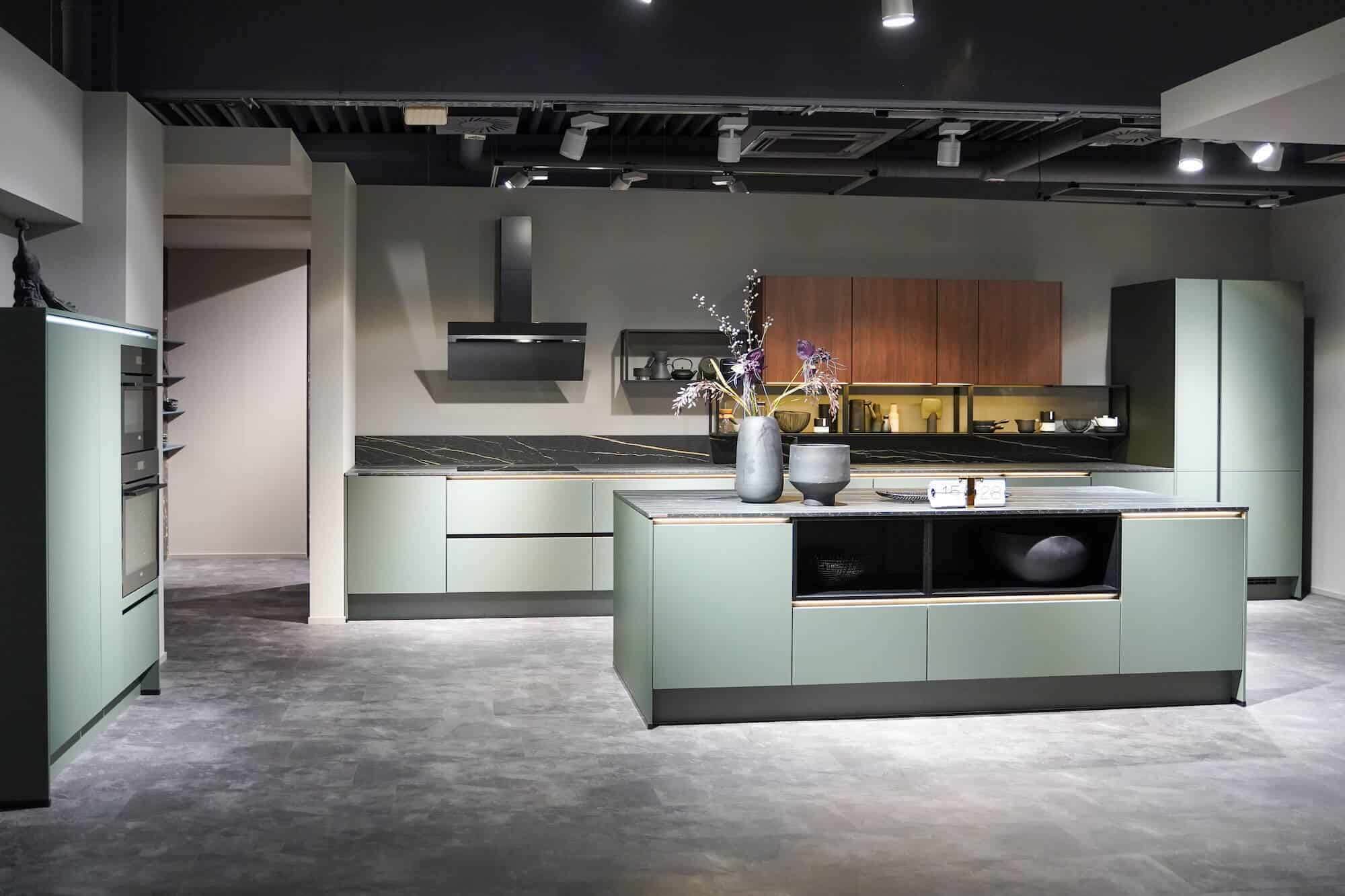 Nobilia-gruene-Design-Inselkueche-grifflos-matt-lack