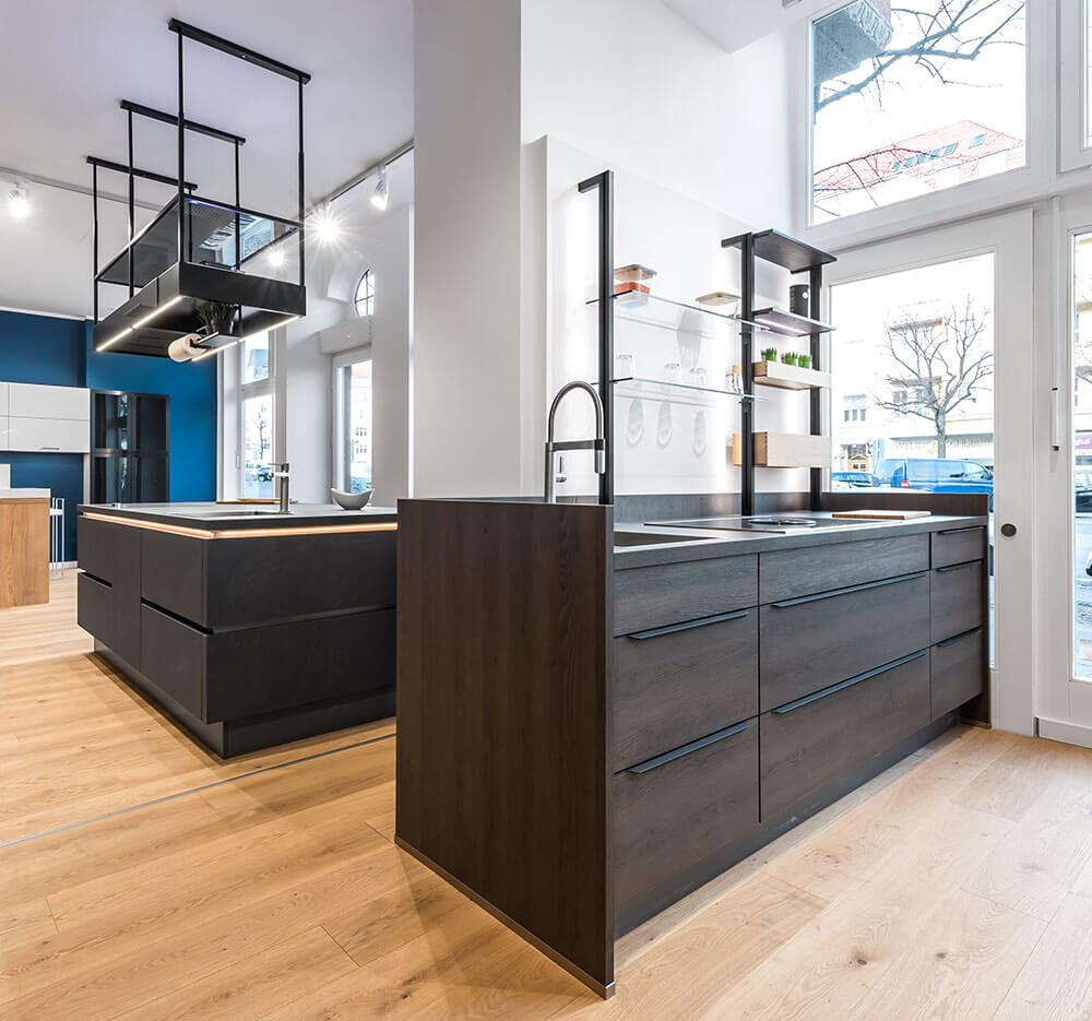 Nobilia schwarze Design Inselküche stone mit E-Geräten