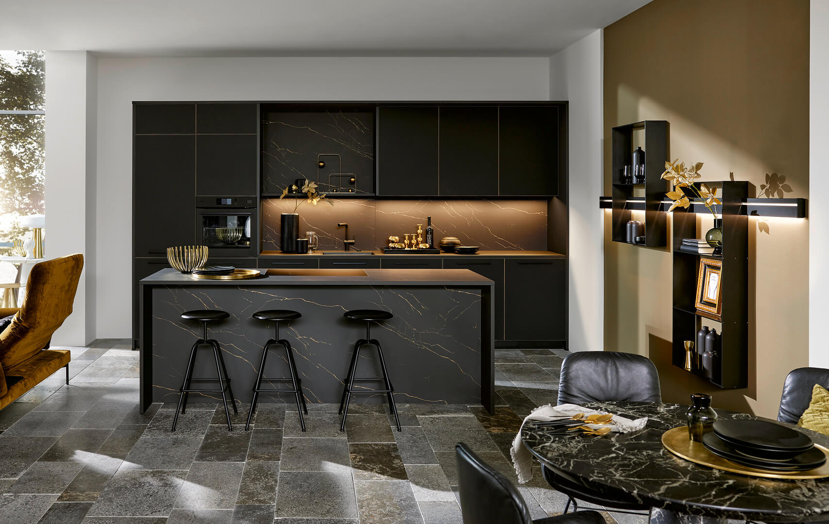 Nolte Inselküche Designstil Schwarz Messing-Optik
