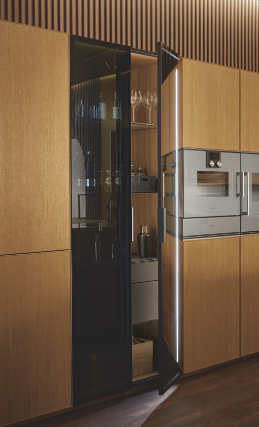 next125 Designküche Echtholz mit Glas Wandschrank