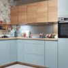 Nobilia Moderne L-Küche aqua mit Oberschränken in Eiche-Optik und Hochschrank mit Backofen