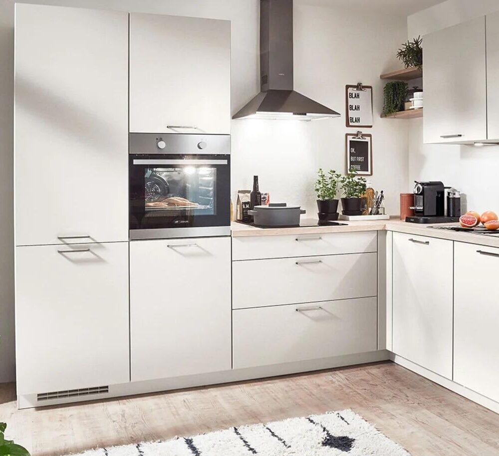 Nobilia Moderne L-Küche magnolia mit zwei Hochschränken, Kaminhaube und Arbeitsplatte in Eiche-Optik