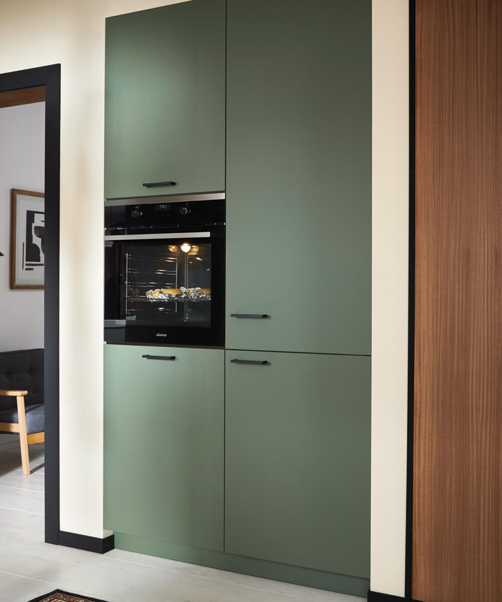 schueller-kuechenzeile-modern-gruen-matt-mit-hochschrank
