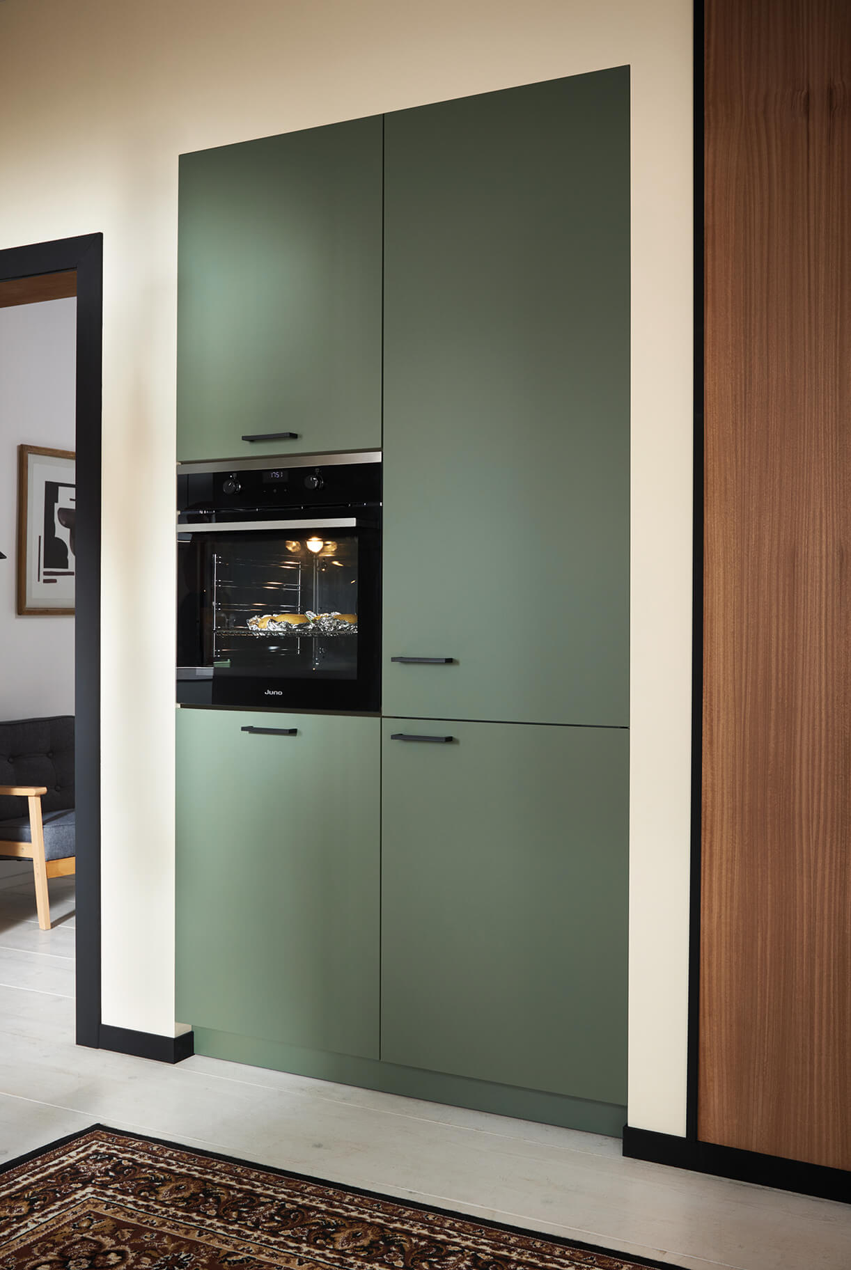 schueller-kuechenzeile-modern-gruen-matt-mit-hochschrank